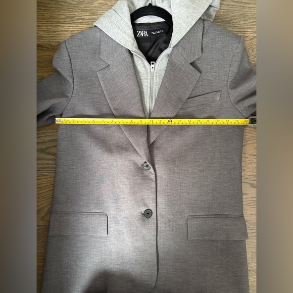 NWOT Zara hooded blazer with a contrasting grey plush fabric hood. S fits large. - Picture 7 of 7